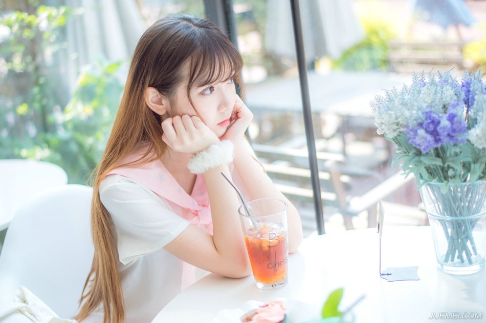 “嗯，这个我记得，叔至还曾问过是否趁机攻入柴桑。”诸葛亮闻言点点头道，言语中也有些无奈，如果换个时机或者局势，那的确是打入江东的一个好机会，至少占据了江夏和柴桑这两处地方，等于是把江东的门户握在手里，江东水军是厉害，但他们完全可以避开水军的弱点，由柴桑走陆路打进江东，可惜眼下的局势不允许，除非有十足的把握能在短时间内把江东给收拾了，否则，只会让双方本就已经降到冰点的关系彻底破裂，再也没有转圜的余地。